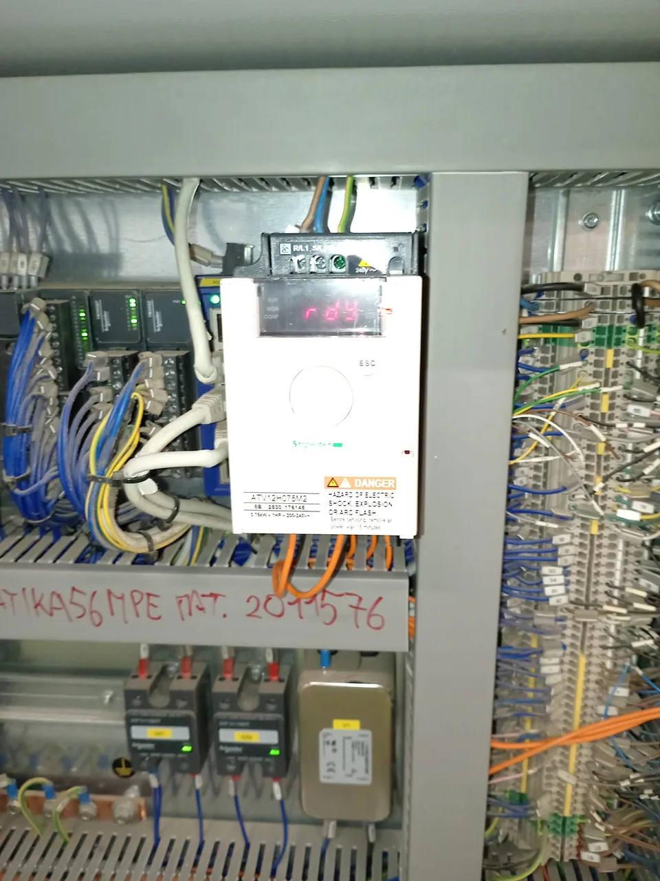 Inverter installato nel quadro elettrico, con display acceso e cablaggi ordinati