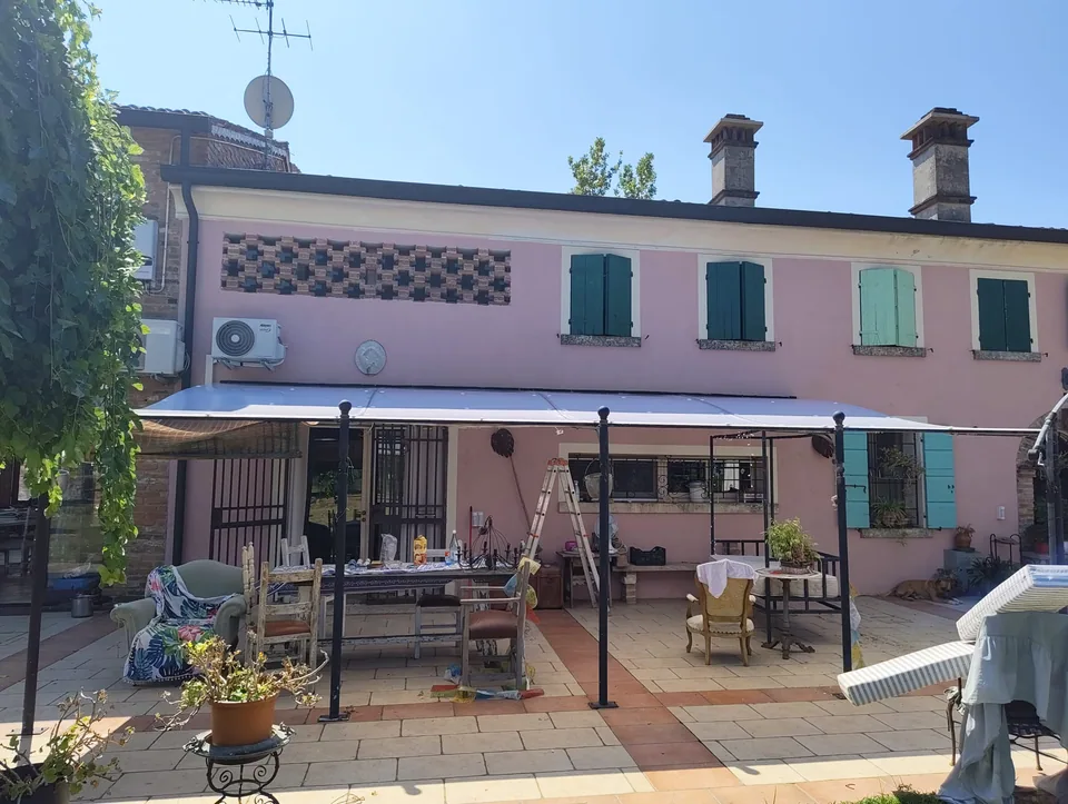 Vista frontale della pompeiana coperta, addossata alla facciata