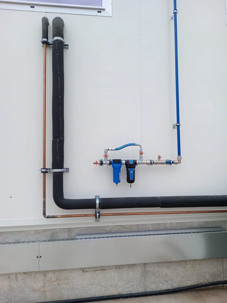 Gruppo di filtrazione a parete collegato alla linea di aria compressa