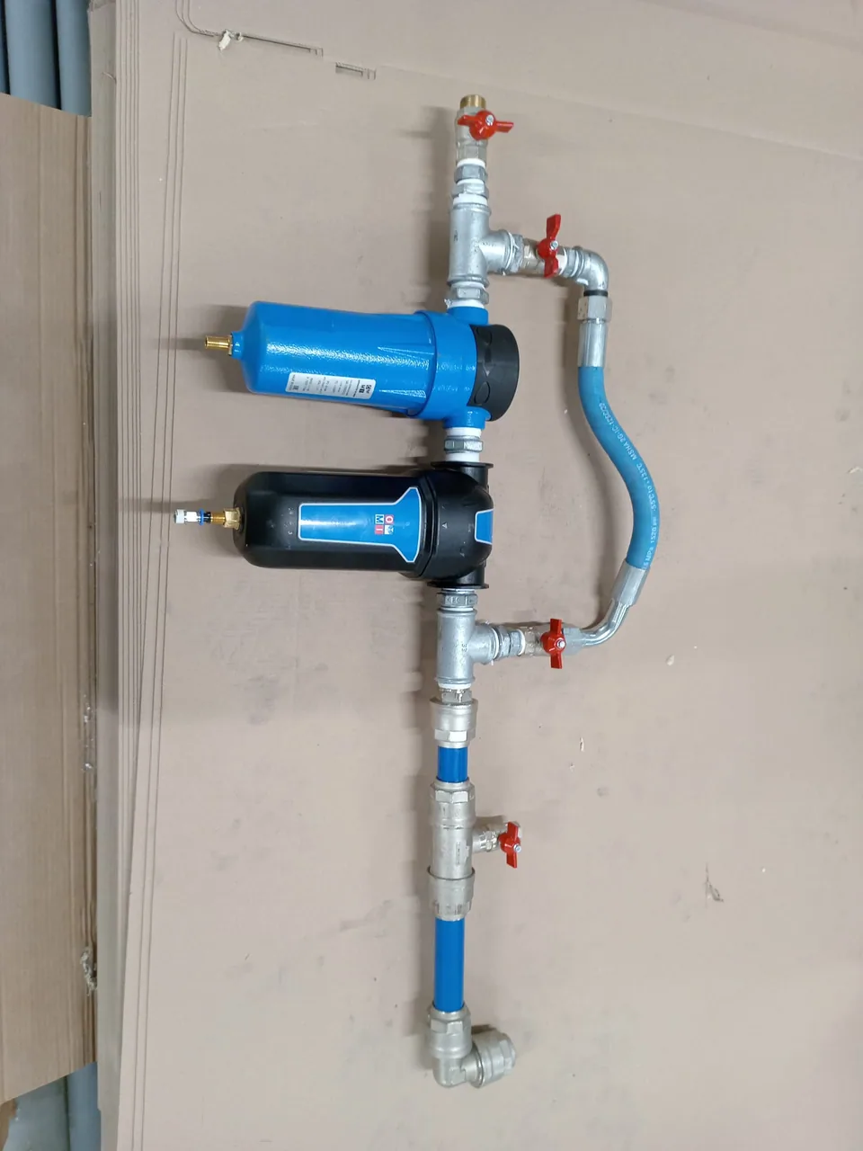 Filter unit with shut-off valves and bypass