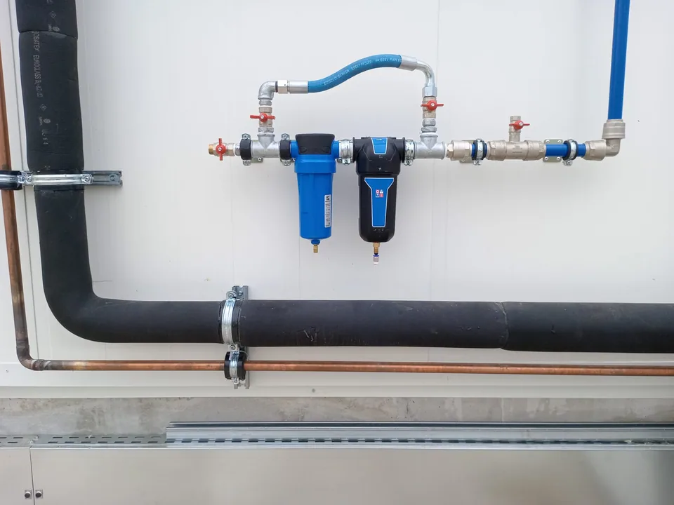 Filter unit and bypass mounted above the insulated pipes