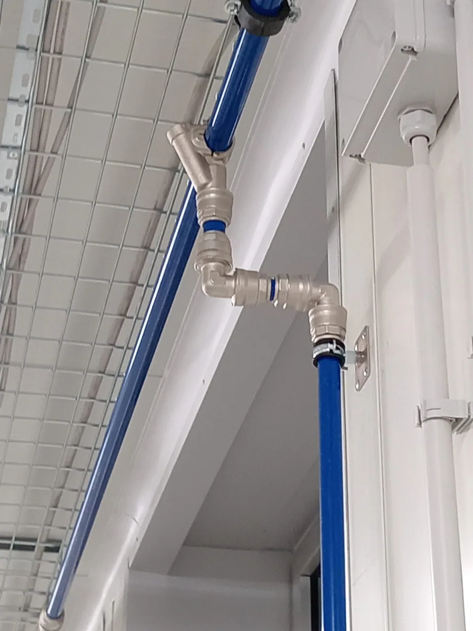 Close-up of push-in fittings on the aluminium pipe