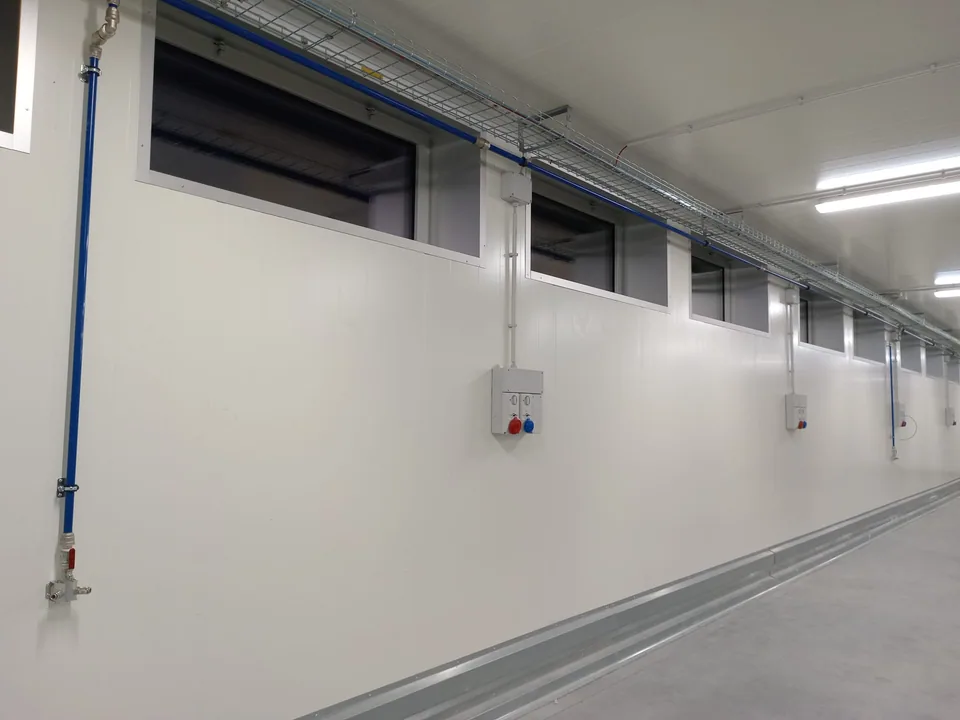 Processing aisle with the air line and outlet points in a row