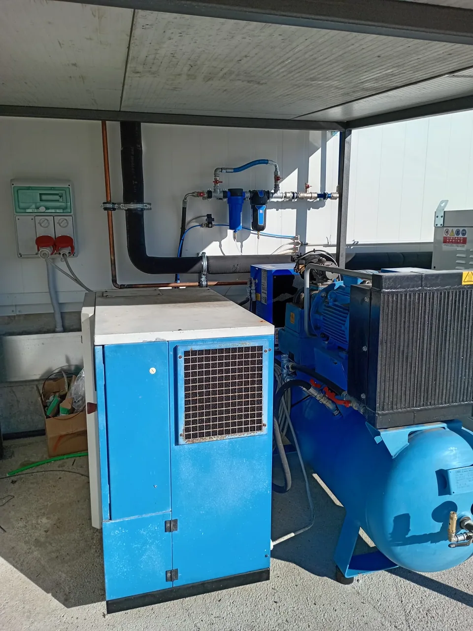 Compressor room with dryer, filter unit and air receiver