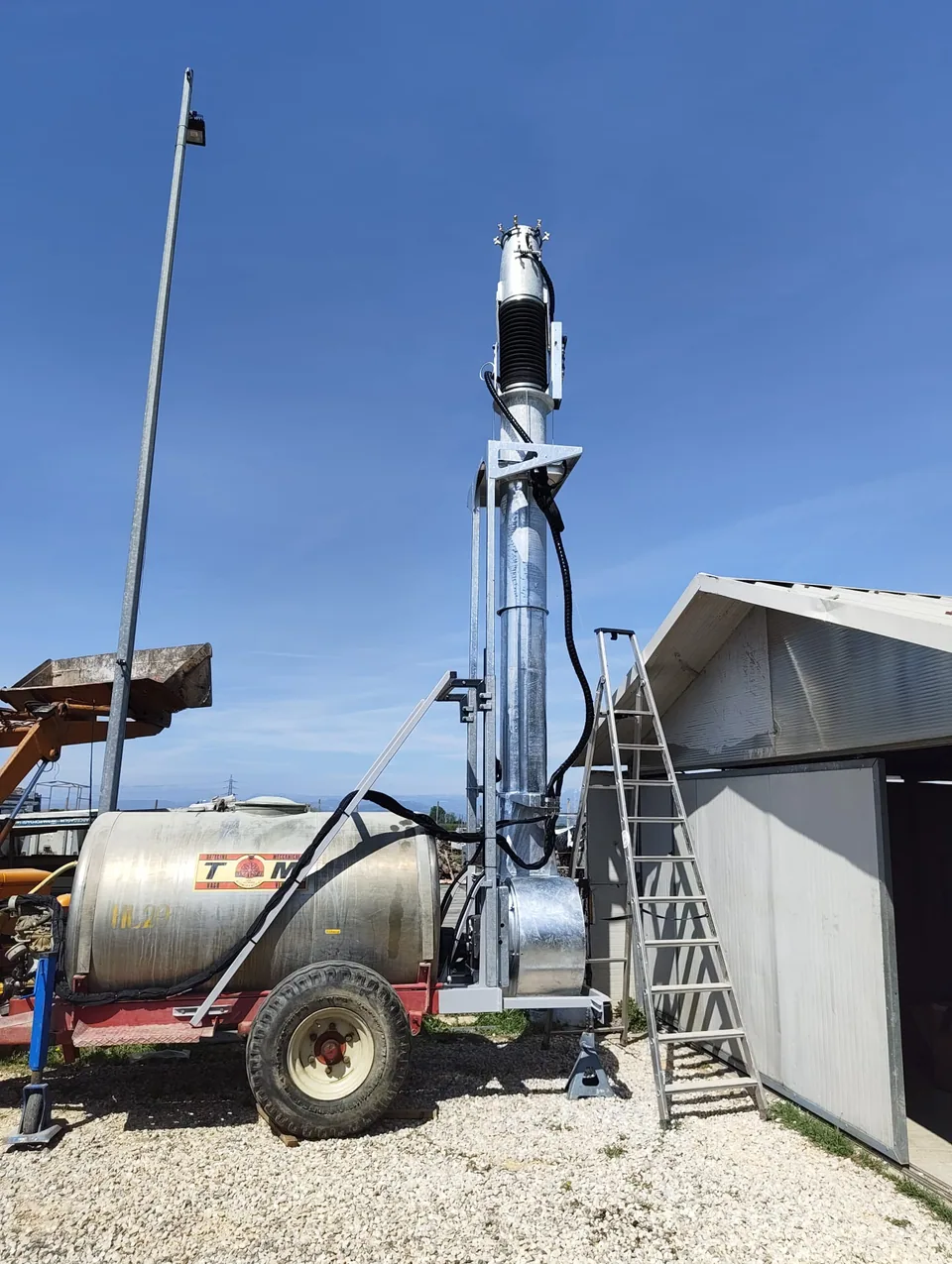Distribution unit mounted on the tanker, with vertical column and service ladder alongside