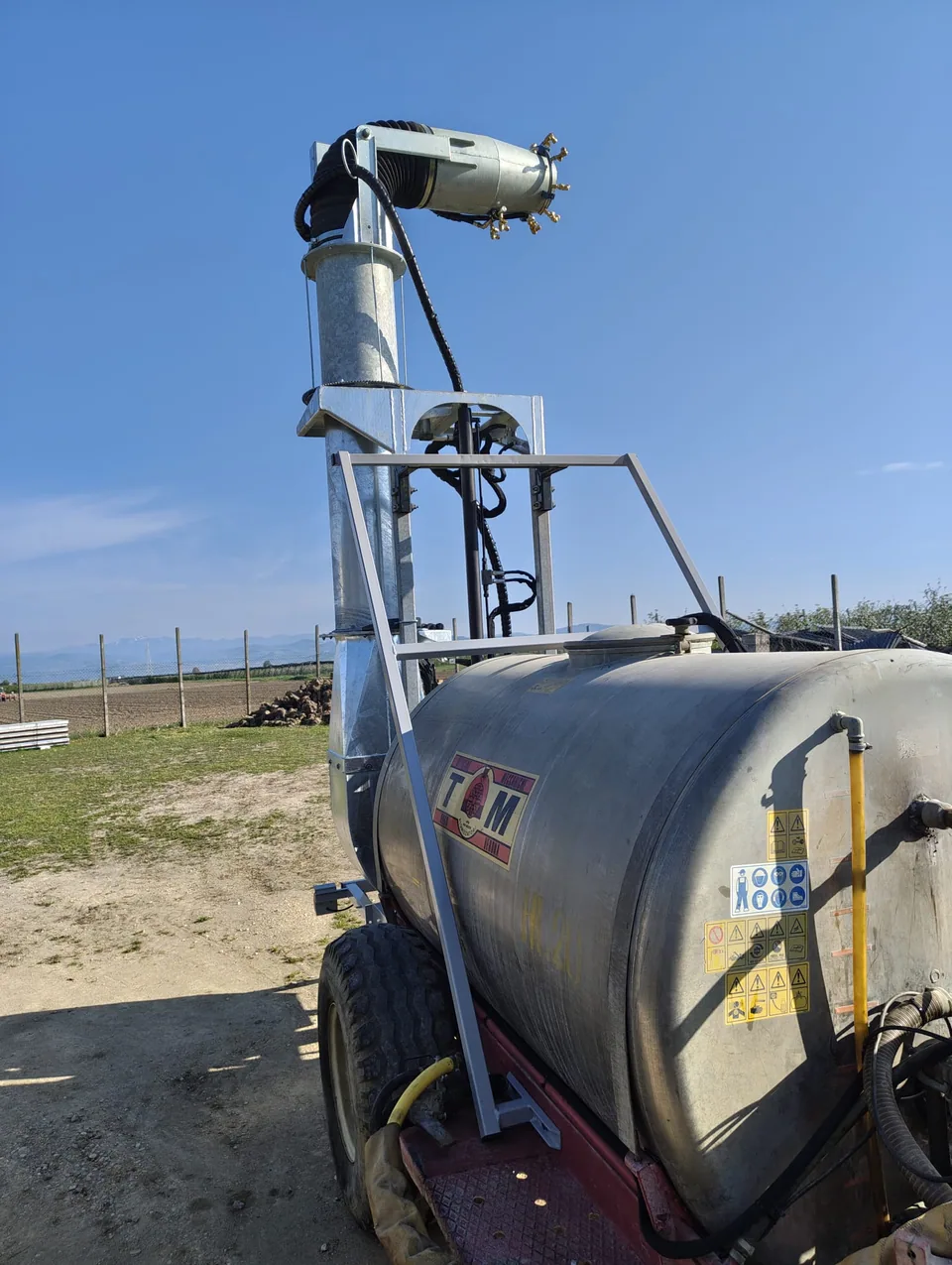 Adjustable distribution head at the top of the unit column