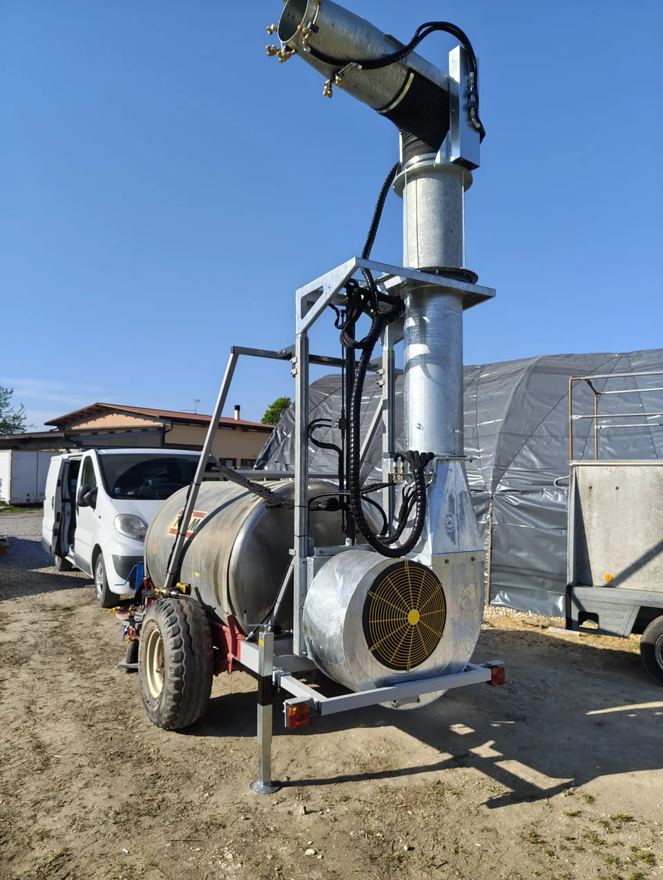Complete distribution unit mounted on the trailed tanker