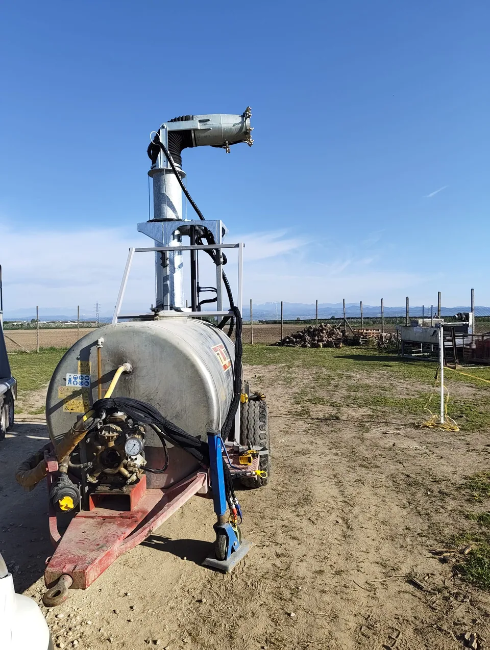 Tanker with the installed unit, seen from the side in an open field