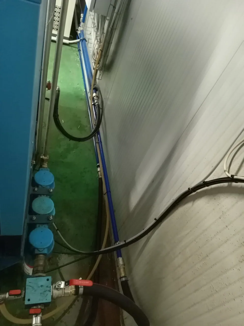 Pneumatic connections and valves at the side of the machine, with the new aluminium line