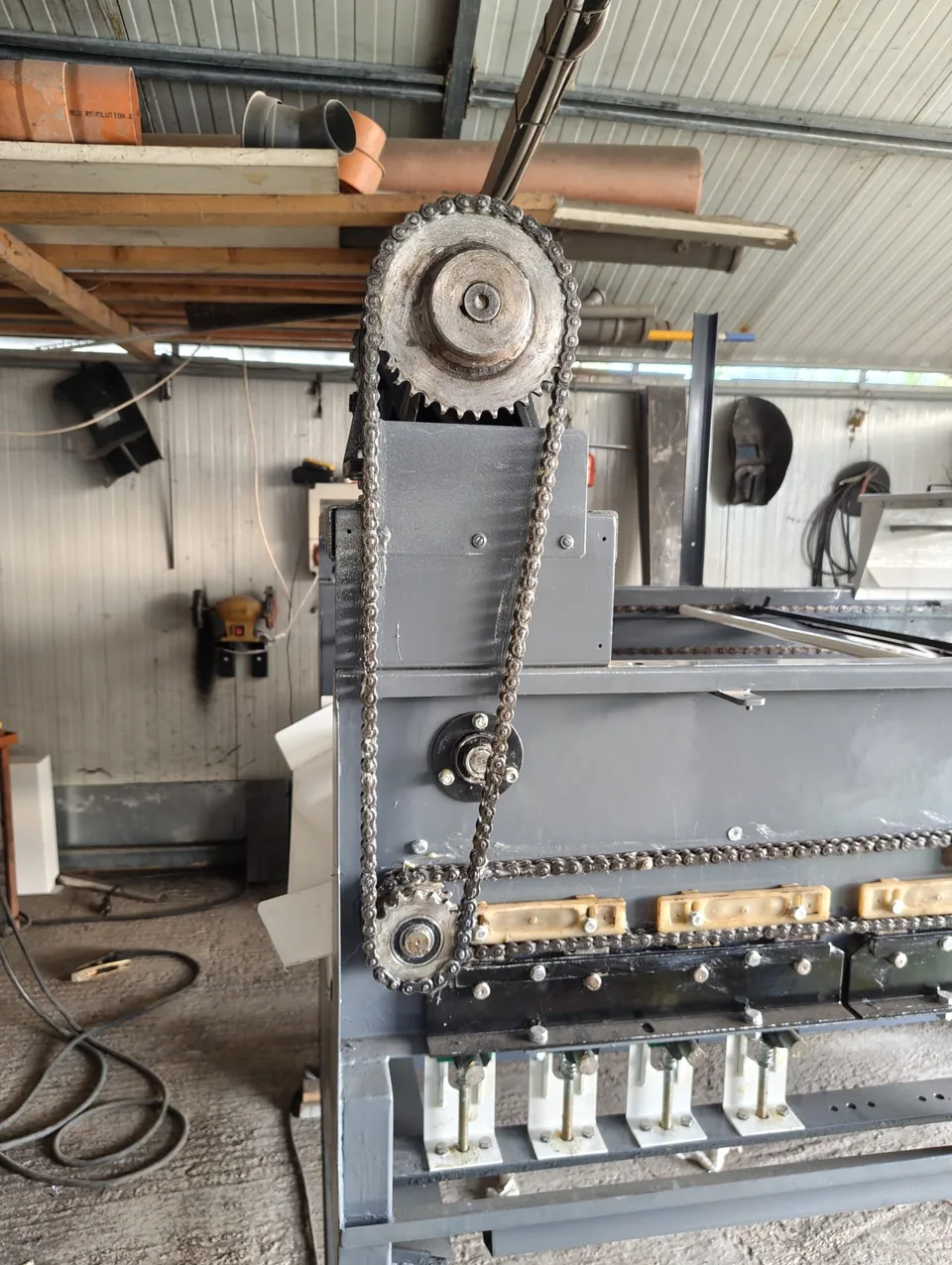 Chain drive reassembled on the side of the overhauled machine