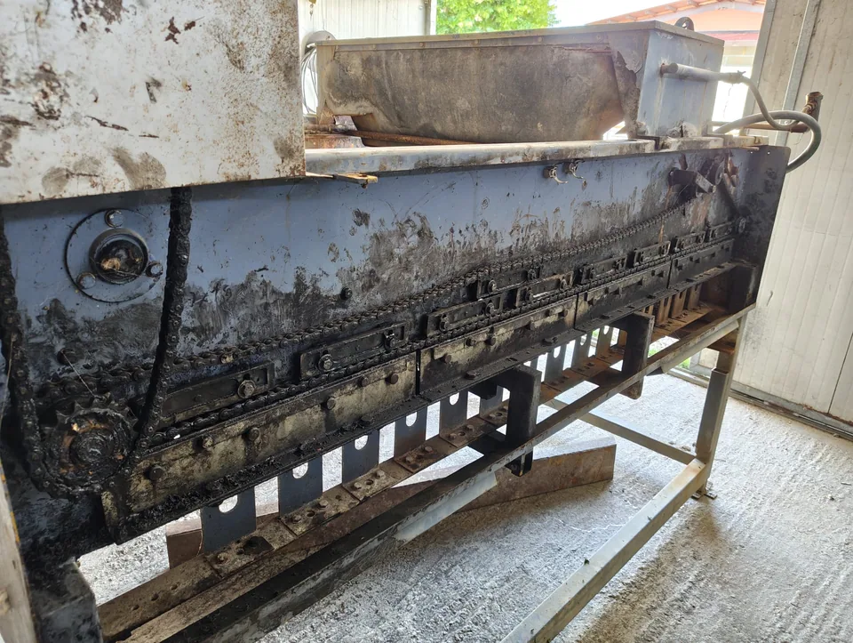 Machine as received, with heavy build-up and drive components to be replaced