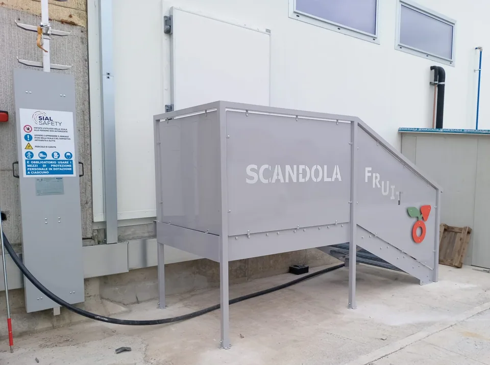 Vista d'insieme della scala installata, con pianerottolo e accesso alla porta