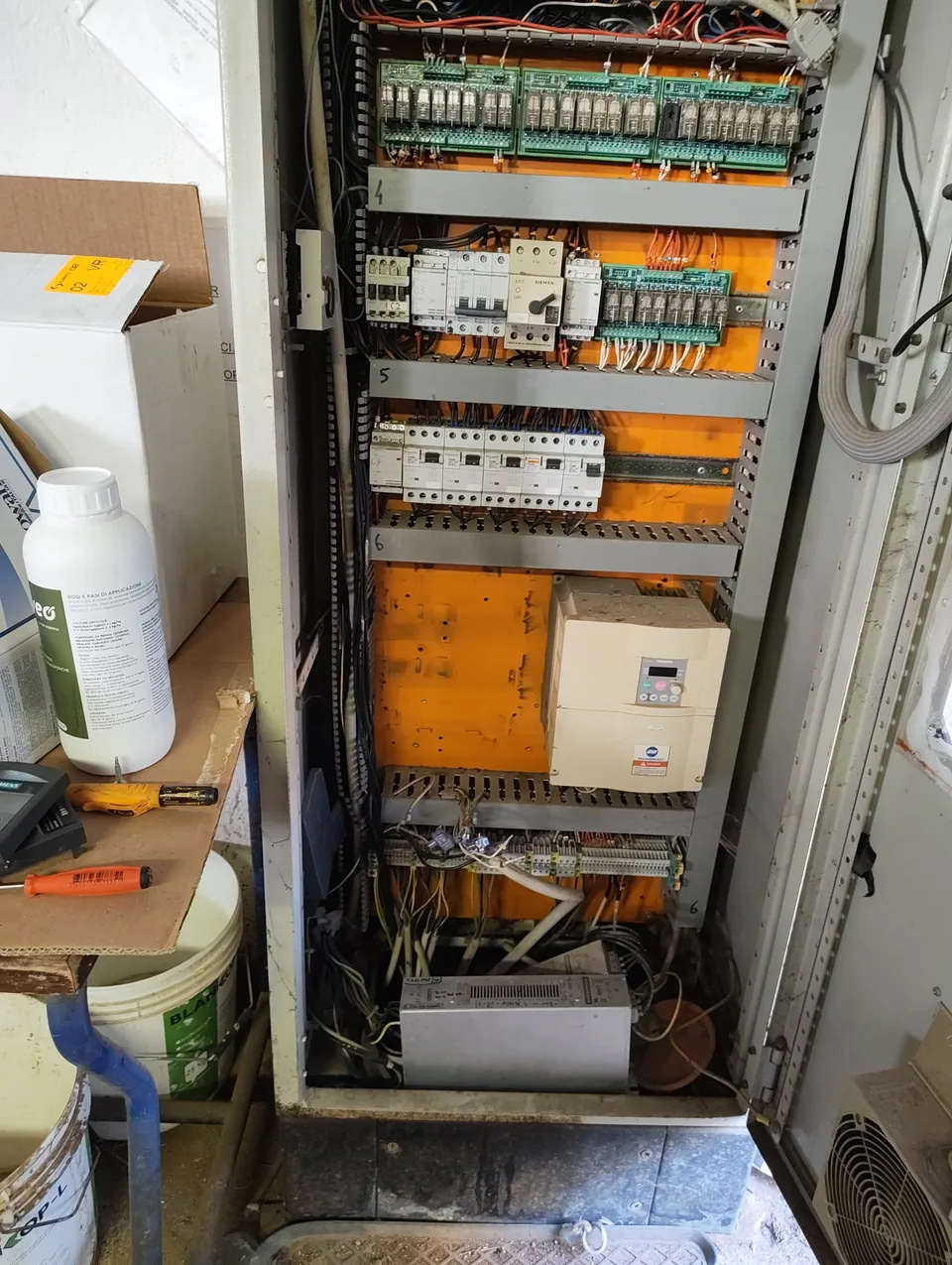 Electrical control panel for the pump, with boards, circuit protection and inverter