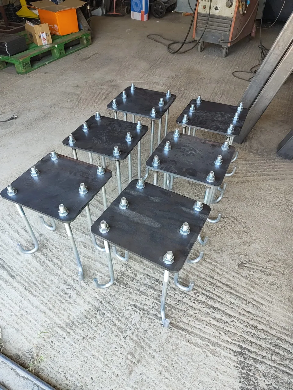 Sei piastre di base bullonate con tirafondi, pronte in officina prima della posa