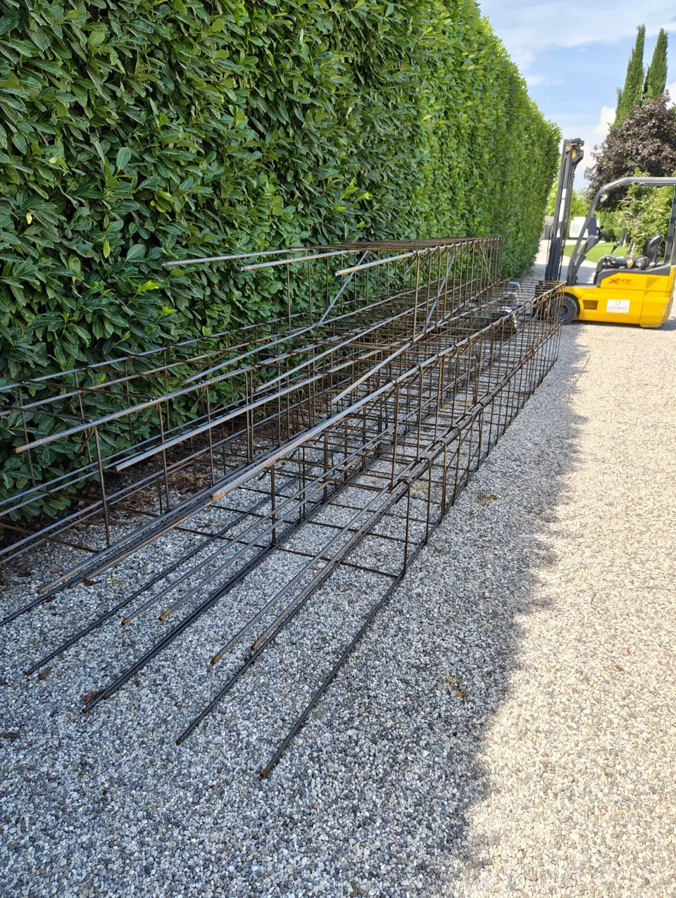 Gabbie di armatura in attesa del getto dei plinti di fondazione